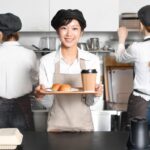 カフェで働く女性